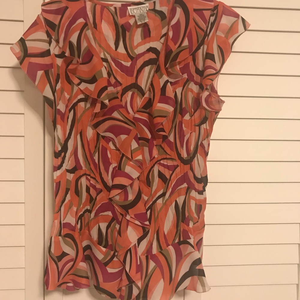 Patterned blouse with ruffles